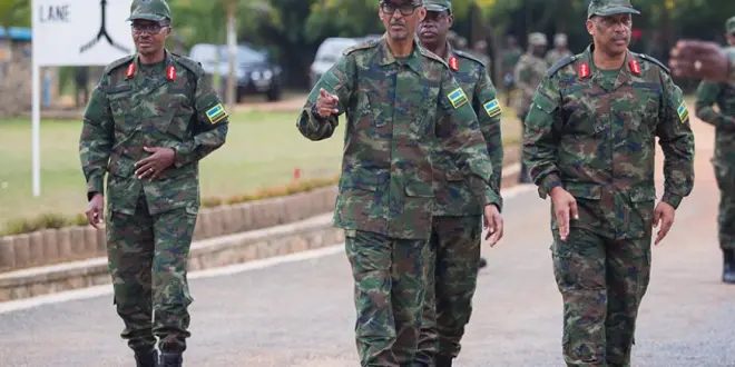 (Rwanda. Le président Kagame entouré des officiers généraux de la Rwanda Defence Force’s. Photo tiers).