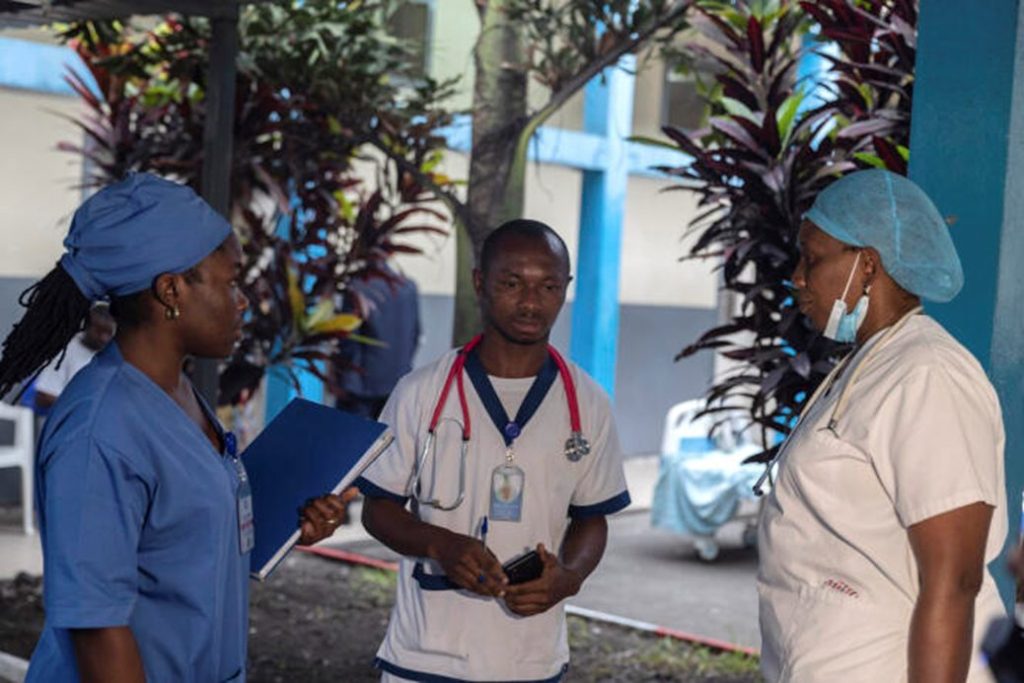 Du personnel hospitalier de Goma, en République démocratique du Congo, le 14 août 2024. MOSES SAWASAWA / AP