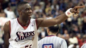 Le pivot congolais Dikembe Mutombo sous le maillot des Philadelphia Sixers, le 30 mai 2001 face aux Milwaukee Bucks. ASSOCIATED PRESS - BETH A. KEISER