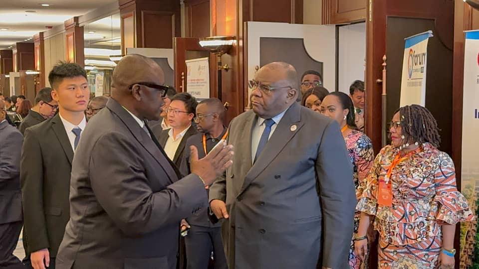 (Beijing. Le VPM Jean-Pierre Bemba et le ministre de l’industrie Louis Watum en pleine concertation).