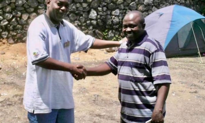 (Lafontaine Sikuli Kakule (t-shirt rayée) avec le journaliste Nicaise Kibel’Bel Oka après une interview à Goma en 2010. Photo Les Coulisses).