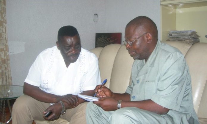 (Kinshasa. Mbuta Cléophas Kamitatu en pleine interview avec le journaliste Kibel’Bel Oka. Archives Les Coulisses).