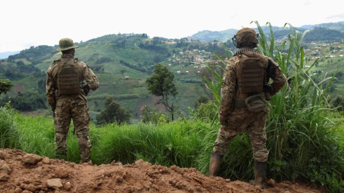 Des soldats des FARDC dans le territoire de Lubero (ici en octobre dernier) où des combats avec les rebelles du M23 se poursuivent depuis une semaine. © Djaffar Al Katanty / REUTERS