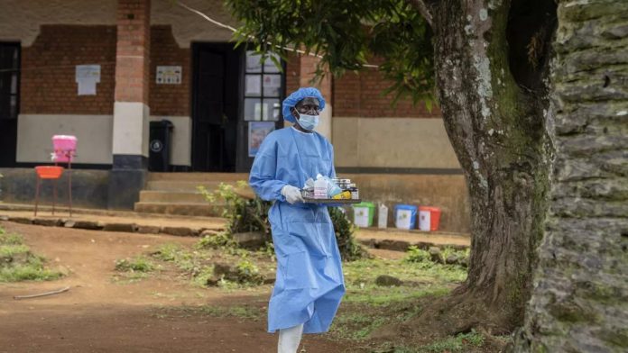 Un agent de santé porte des médicaments à administrer à un homme souffrant de la variole à l'hôpital général de Kamituga, au Sud-Kivu (Congo), le 4 septembre 2024. - Copyright © africanews Moses Sawasawa/Copyright 2024 The AP. All rights reserved