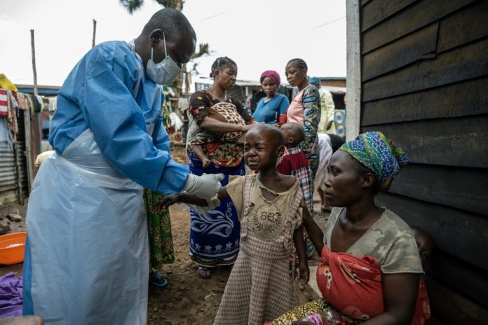 PHOTO ARLETTE BASHIZI, ARCHIVES THE NEW YORK TIMES Une fillette reçoit une injection dans le cadre de son traitement contre la mpox dans un hôpital de Kavumu, au Sud-Kivu, au Congo, en août dernier.