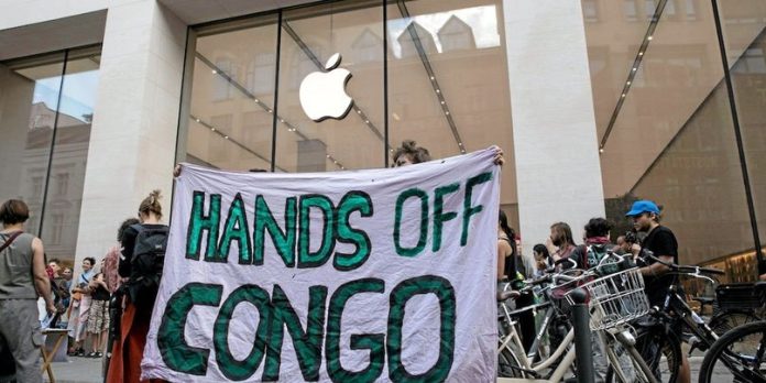 Des manifestants se sont réunis le 17 mai 2024 devant le Apple Store de Rosenthaler Strasse dans le quartier de Mitte à Berlin, se rassemblant sous le slogan « Libérez le Congo, Aidez à briser le silence ». Organisée par Fridays for Future Africa (FFFAfrica), la manifestation visait à attirer l’attention sur les graves violations des droits humains et de l’environnement en République démocratique du Congo (RDC). © Michael Kuenne/PRESSCOV/Shutters/SIPA