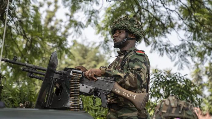 Des soldats sud-africains, faisant partie de la mission de la SADC dans l'est de la RDC, à Goma, le 20 février 2024-Copyright © africanews Moses Sawasawa/Copyright 2024 The AP. All rights reserved.