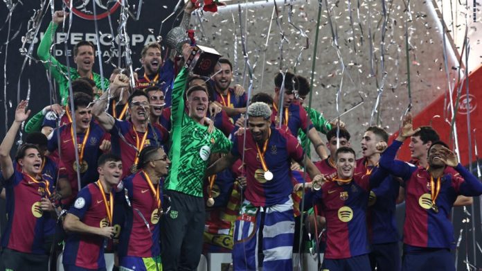 Les joueurs du FC Barcelone célèbrent leur victoire en finale de la Supercoupe d'Espagne face au Real Madrid à Djeddah, le 12 janvier 2025. © AFP / FADEL SENNA