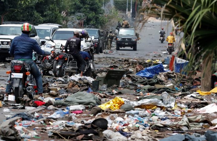 Des chauffeurs de taxi-moto examinent des uniformes militaires et des munitions des Forces armées de la République démocratique du Congo (FARDC) gisant sur le sol, au milieu d'affrontements entre eux et les rebelles du M23, à Goma, dans l'Est de la République démocratique du Congo, le 30 janvier 2025. REUTERS/Stringer/Photo d'archives