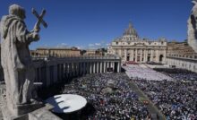 Vue de la place Saint-Pierre, au Vatican, lors de la messe des funérailles du pape François, le 26 avril 2025. © Gregorio Borgia, AP